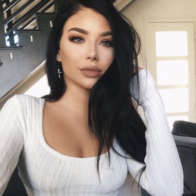 ALICEN0TCULLEN's tweet photo. FEELING CUTE #NewAlicePic #TOWNSELFIE https://t.co/GxXSeD1SAg