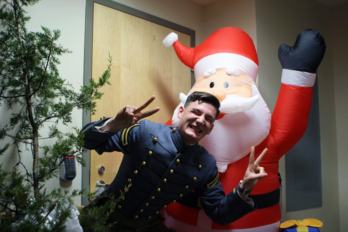 BeamTeamForLife's tweet photo. Merry Christmas from ours to yours! #btfl #MerryChrismas #beamteam https://t.co/2wFVgQcJcA