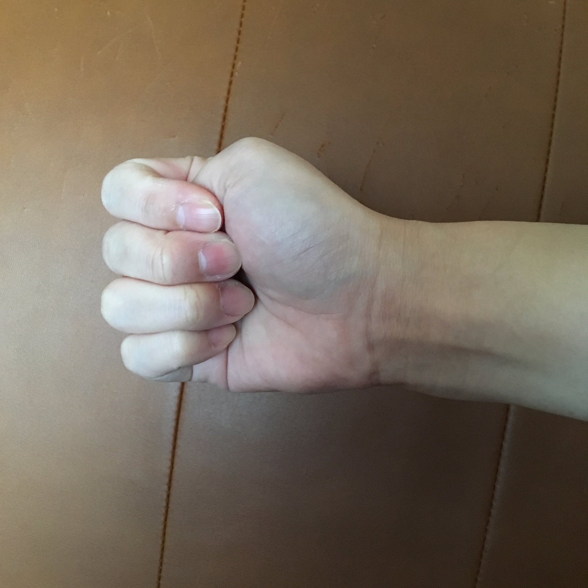 木琴 整体の先生から言われたんだけど 首すわるまでの赤ちゃんのお世話してる人ほとんどが腱鞘炎なりかけると で 親指中にして グーにして 2枚目の写真みたいに下に向けて曲げて この部分痛むようなら病院へgoだそう これ我慢してると重症化するって