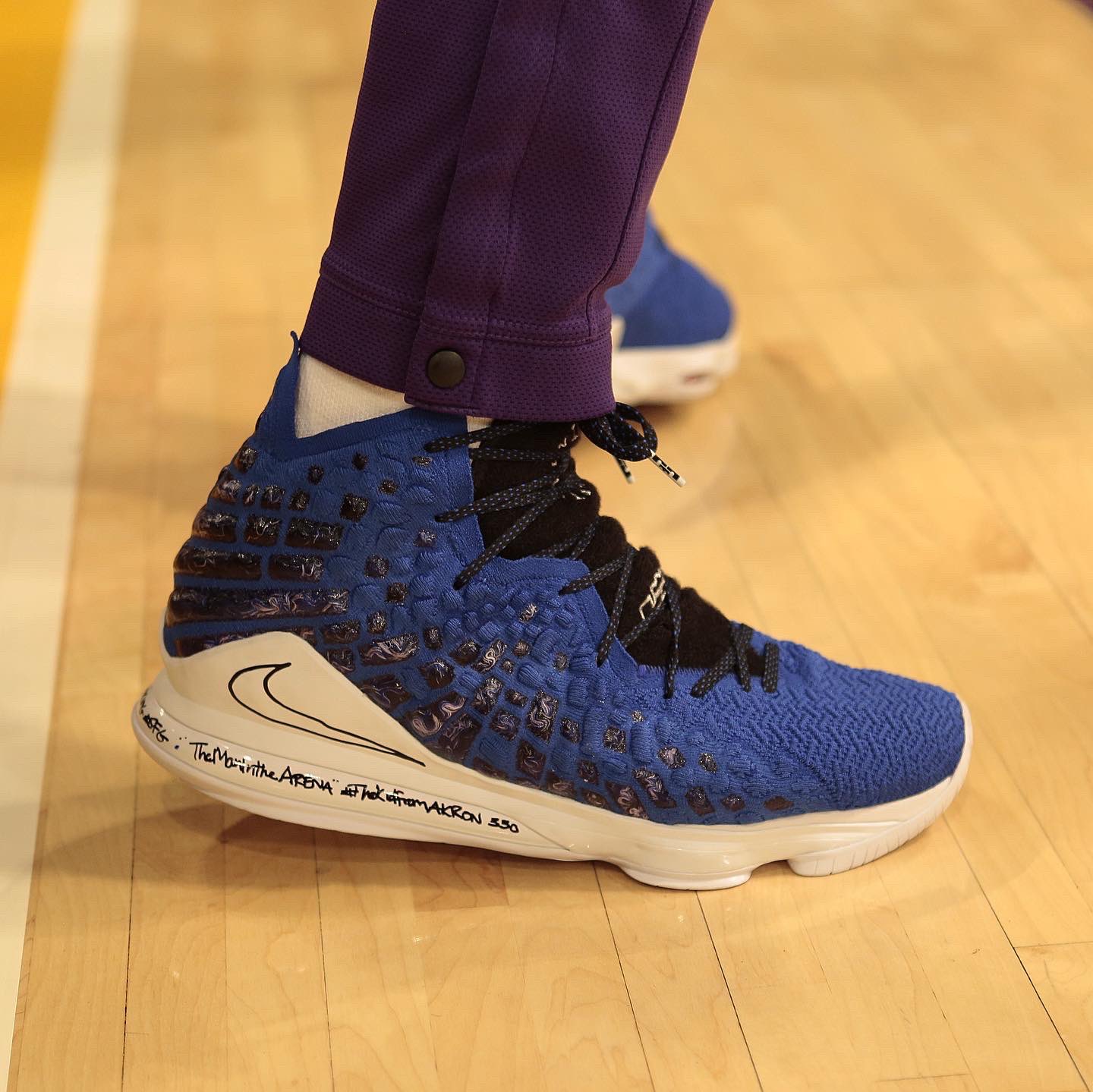 Lebron cheap 17 mtaa