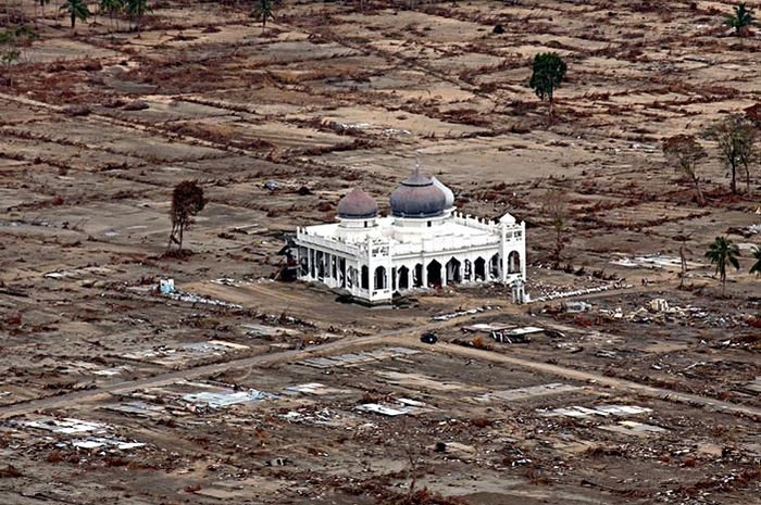 panca66's tweet photo. 15 tahun lalu. Tsunami menghajar Aceh. Ratusan ribu orang kehilangan nyawa. Hampir kita lupakan. Alfatihah untuk para korban https://t.co/Vs0kdkbSHf