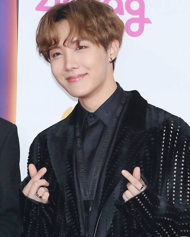 Джейхоп битиэз. Джи бтс. Джей хоуп. Джей хоуп бтс. Джей хоуп бтс.