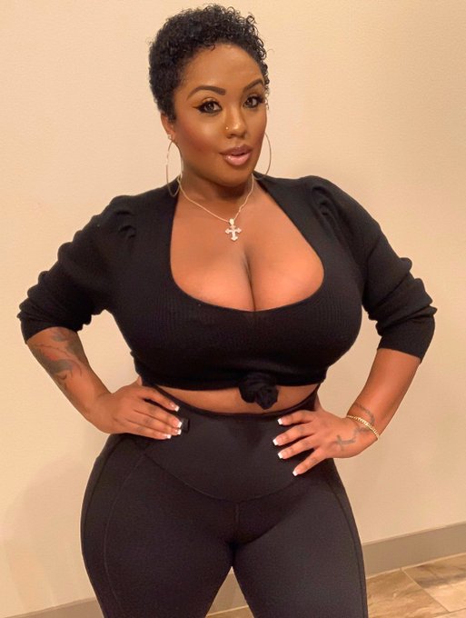 Here&rsquo;s a pic of me with some clothes on ...😘😂 you guys like ? Merry Christmas 🎄🎁 #Christmas https://t<a href="/tag/christmas"class="tags"><span>#christmas</span></a>