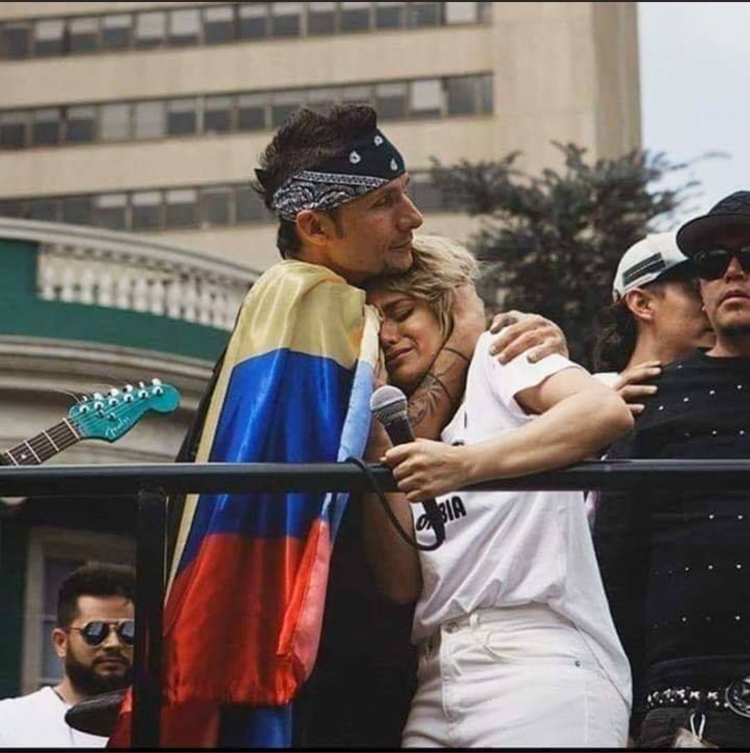 Triste lo que sucede en mi País, no puedo creer que existan personas con tanto odio. Fuerza <a href="/AdrianaLucia/">Adriana Lucía</a>,
Las generaciones nacientes agradecerán tu lucha.  #AdrianaLuciaTeAmamos