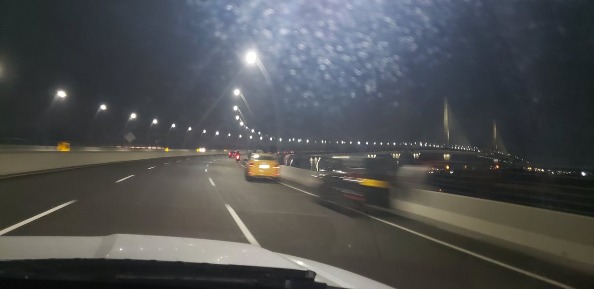 HENRYFOREROJ's tweet photo. @alcaldiabquilla @jaimepumarejo algo debe hacerse en el Puente Pumarejo para evitar una tragedia! Gente y vehículos en medio de la vía y ningún miembro de @PoliciaBquilla https://t.co/JSMe2HPKbf