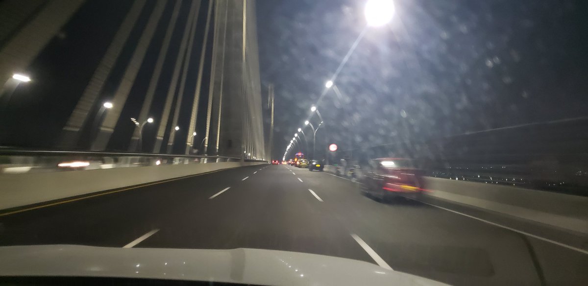 HENRYFOREROJ's tweet photo. @alcaldiabquilla @jaimepumarejo algo debe hacerse en el Puente Pumarejo para evitar una tragedia! Gente y vehículos en medio de la vía y ningún miembro de @PoliciaBquilla https://t.co/JSMe2HPKbf