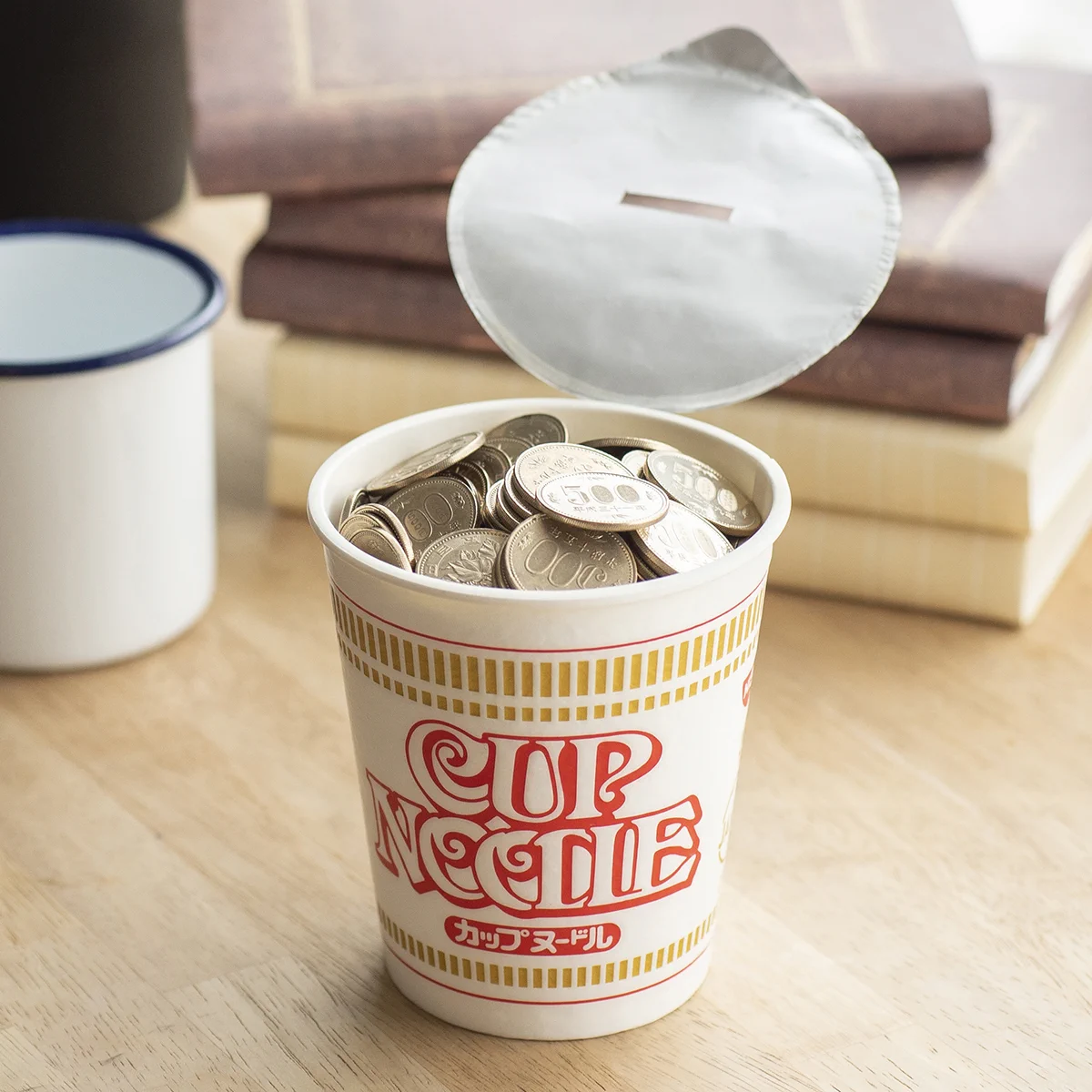 カップヌードルを貯金箱にしたらいくら貯まるのでしょうか・・・。答えは本文をご覧ください。