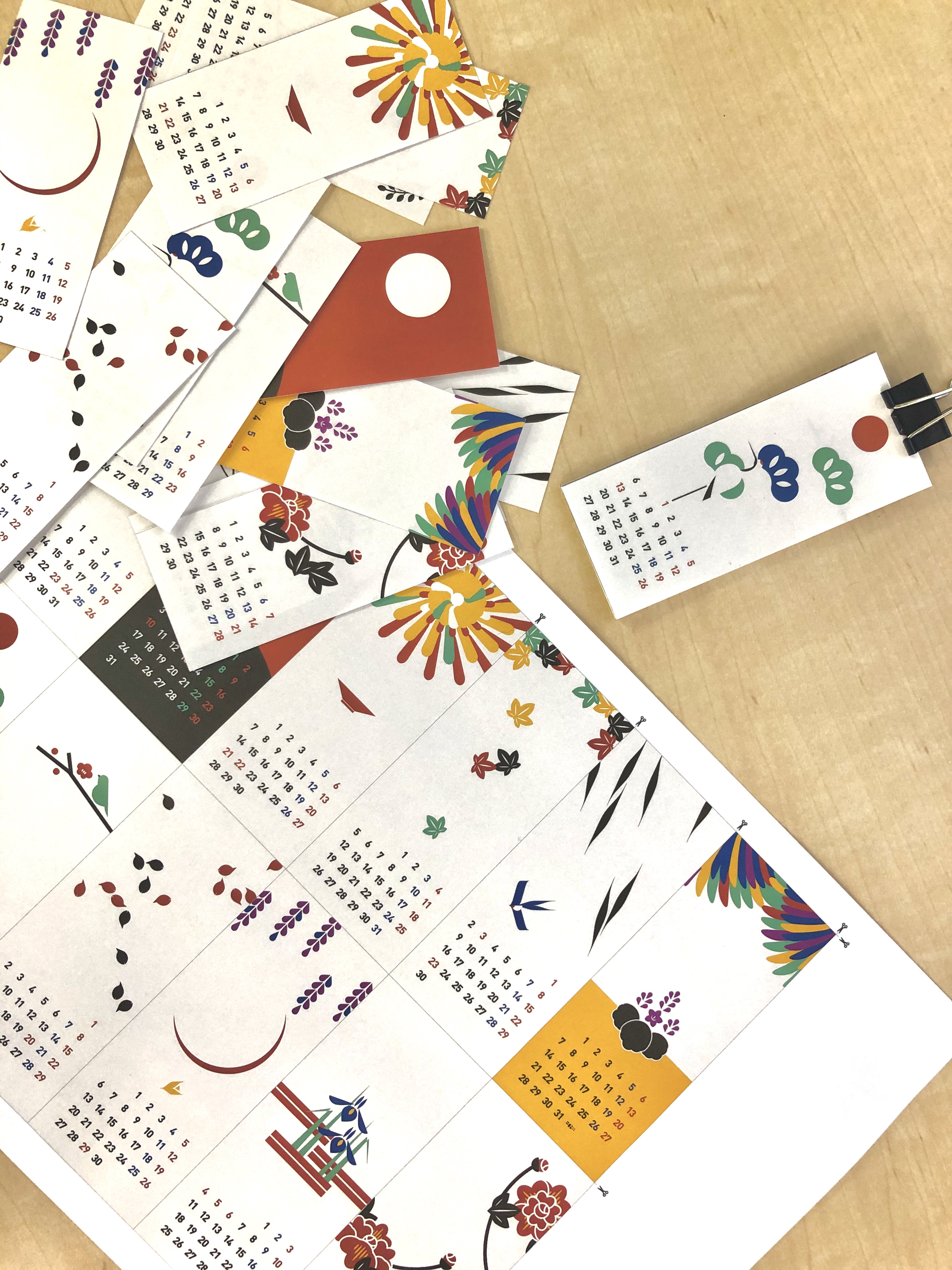 日下田 もともとは三年前に描いた まあるい花札 ってイラストなんですけど 当時からカレンダーしたいよねみたいなこと言ってて三年越しにやる気が出たんで あとネットプリントしても私には一円も入ってこないんですけど これはお歳暮なので よろしく