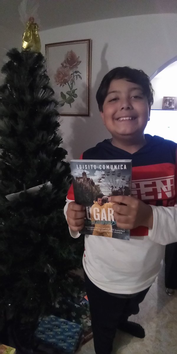 ojasild's tweet photo. Mi hijo feliz con su mejor regalo de navidad. El libro de @LuisitoComunica. https://t.co/4QMuW06nSY
