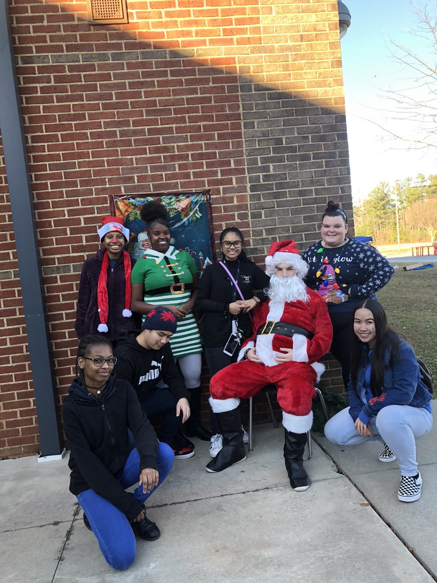 howard_deca's tweet photo. Merry Christmas everyone! 🎄 We hope you had an amazing time with your family and friends. https://t.co/i7cBTAp9vG