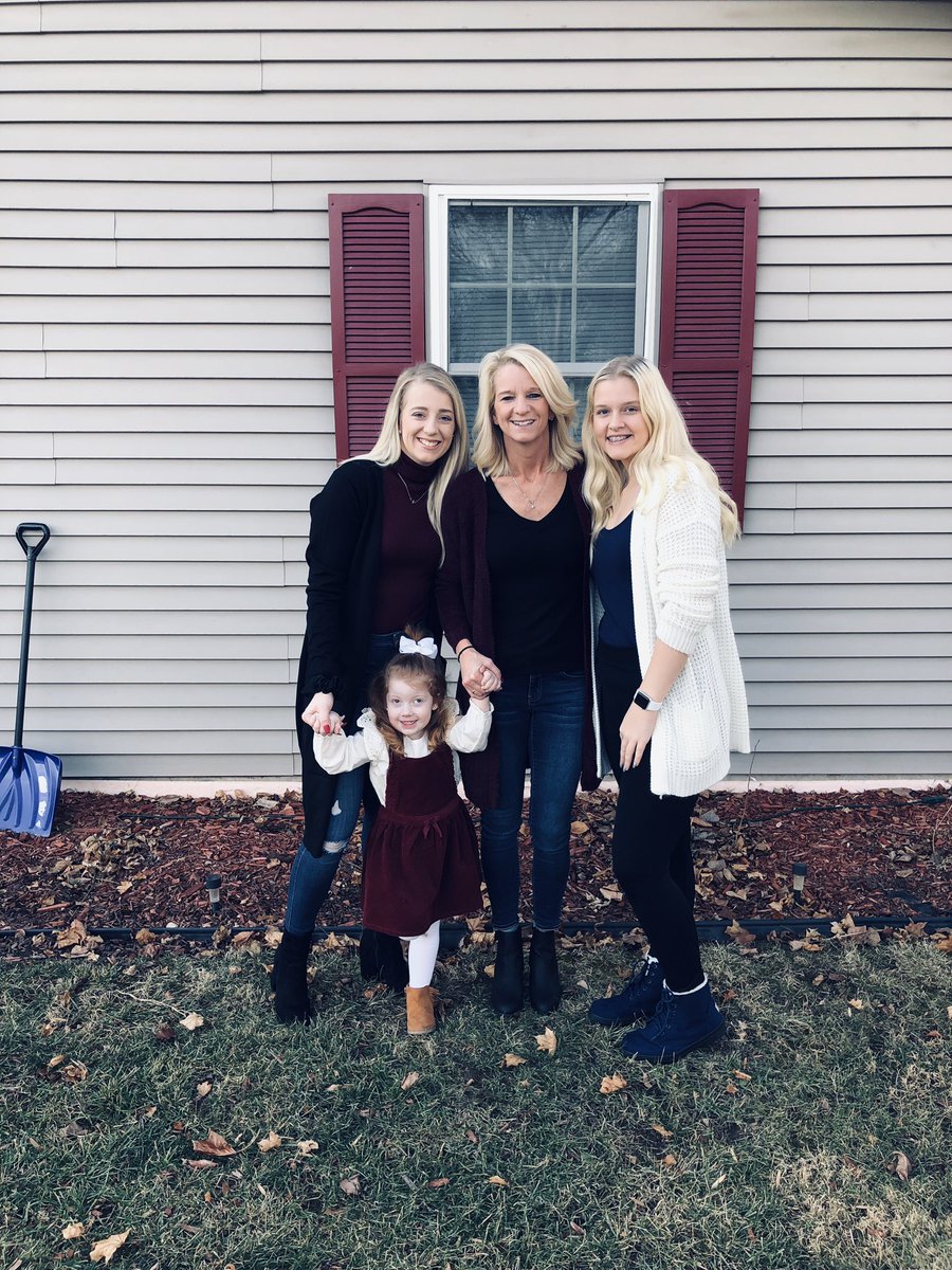 haley8121's tweet photo. Merry Christmas from me and my favorite people ❤️💚 https://t.co/KdpSd1enVG