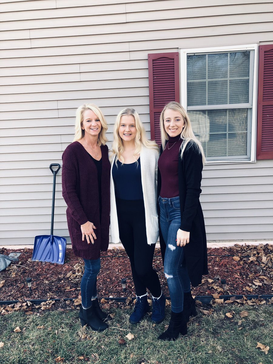 haley8121's tweet photo. Merry Christmas from me and my favorite people ❤️💚 https://t.co/KdpSd1enVG