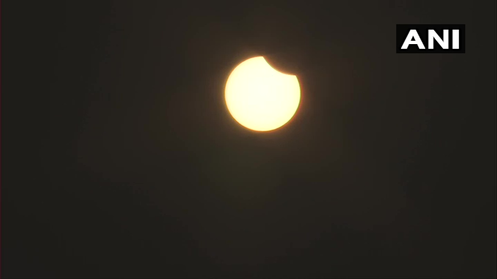 moneycontrolcom's tweet photo. #SolarEclipse2019 begins 😎 View pictures of #SolarEclipse from Ahmedabad (Gujarat), Kochi (Kerala), and Bhubaneswar (Odisha).

#SuryaGrahan #ChristmasEclipse | Read: https://t.co/BjlZ33uPCV https://t.co/7Y2AT4Nd06