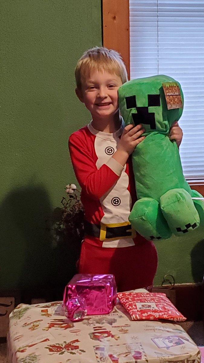 FIBROMOM11's tweet photo. Merry Christmas Spoonies! Hope you had a special day worth all aches and pains. From my family to yours 💜💜 https://t.co/Nr2DYcsIJC