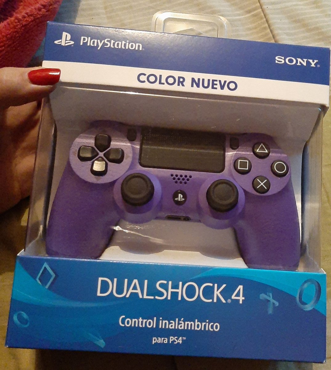 yecael's tweet photo. Regalito navideño gracias amor @heriberto785 🥰 me encanta #PS4 #ps4control #morado https://t.co/KBdHCLstT2