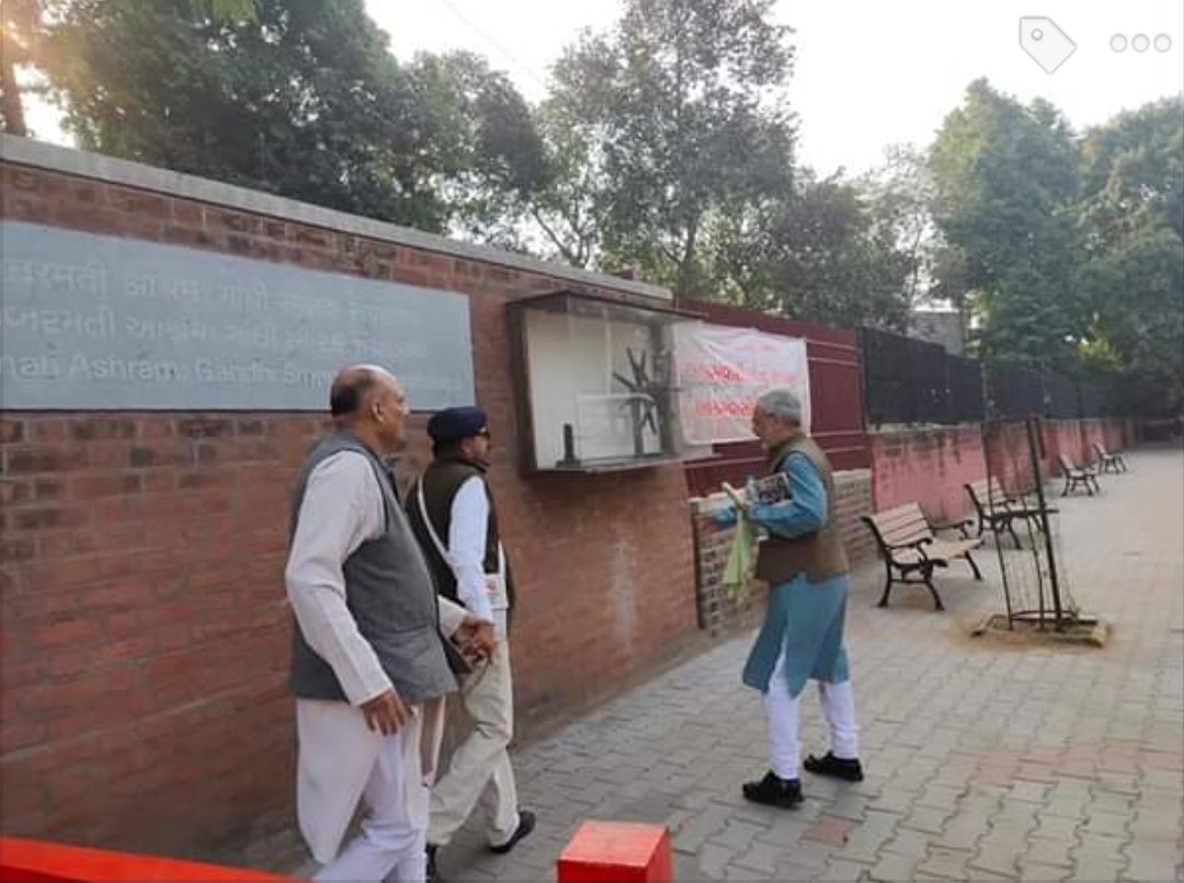 thisisjignesh's tweet photo. SHAME OF INDIA: Nachiketa Desai was unceremoniously asked to discontinue his protest at the premises of Sabarmati Ashram by trustee Kartikeya Sarabhai (son of Vikram Sarabhai) and director Atul Pandya. Desai is a grandson of Mahadev Desai, personal secretary of Mahatma Gandhi. https://t.co/MFSHxHoeMP
