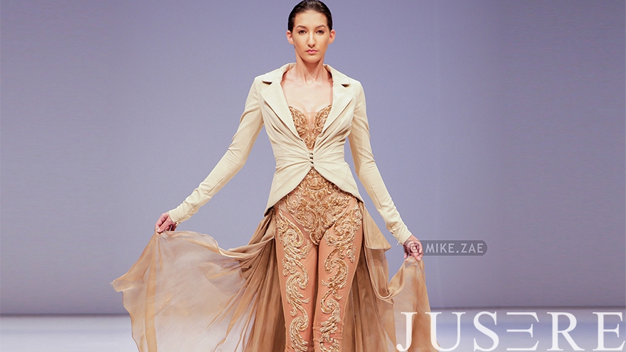 JusereOfficial's tweet photo. Jusere Fashion Show in Dubai.
Dress:@jusere_bridal
Activity: Dubai Fashion Days
Model Agency: Miss World Model
Photograph: @MIKE.ZAE
... #dubaisalonshow #dubaifashiondays #dubaiweddingdress #eveninggown #eveningdress #delicatedress ... https://t.co/Q1aGCQMHSB https://t.co/A9T9U50A0R