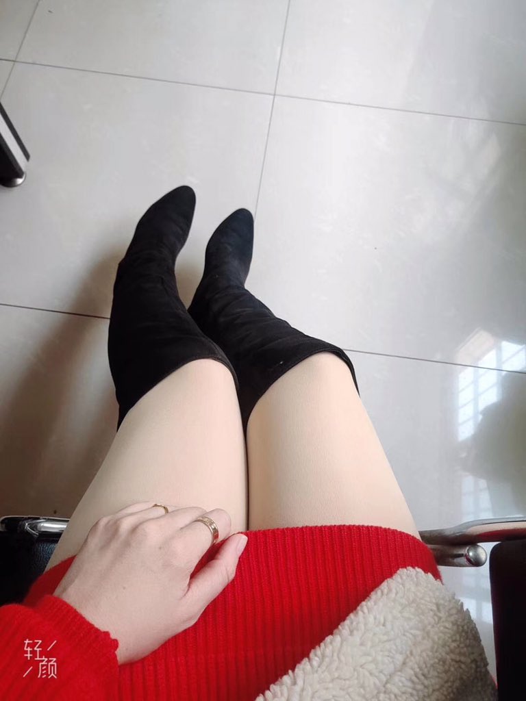 fangping0008's tweet photo. 昨天圣诞节忘记穿红色衣服，今天补穿😂 https://t.co/35lkPtDoOK