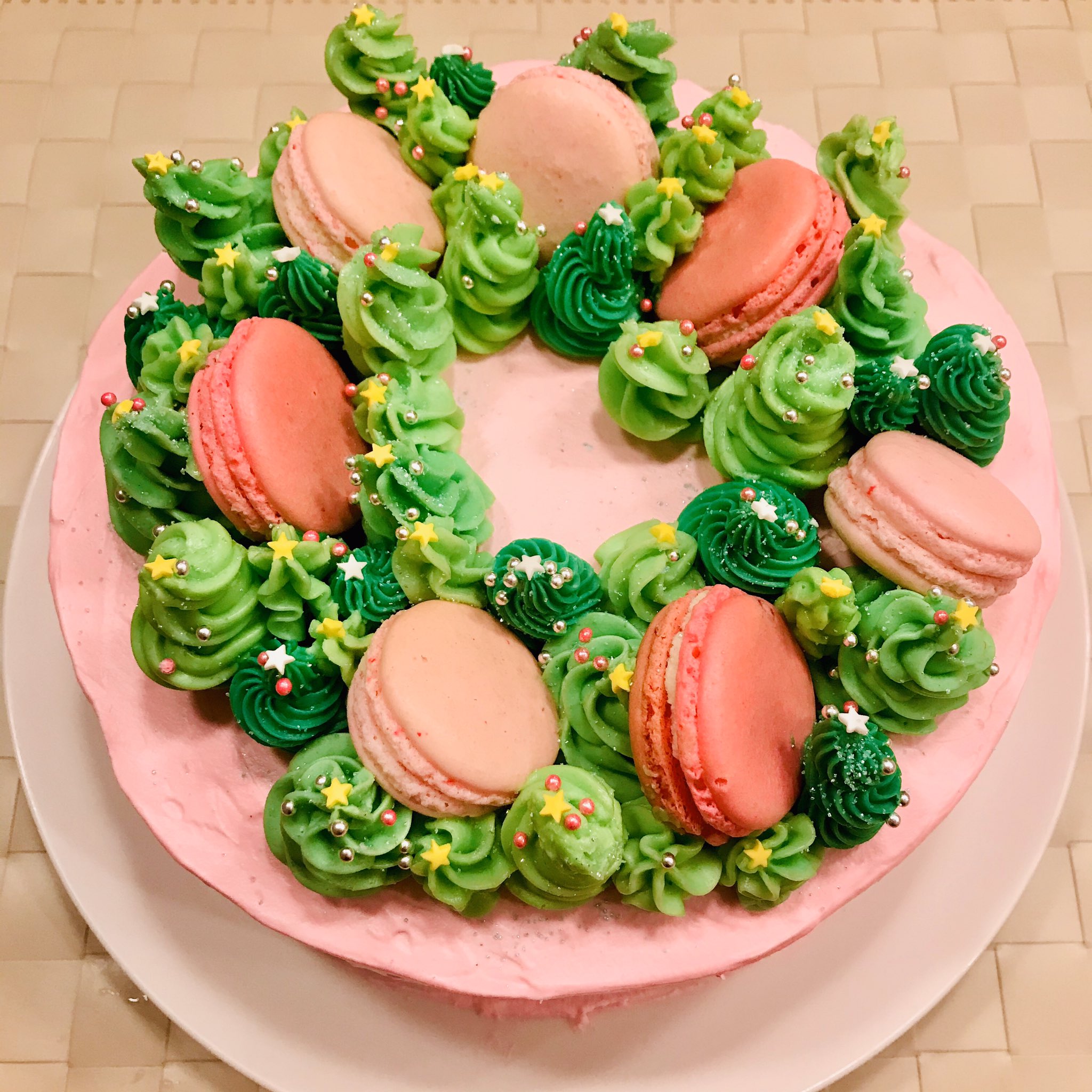 ポム クリスマスケーキつくりました ツリーをリースの形に並べてマカロンも飾りました 森みたいなケーキでしょ クリスマス ケーキ Christmascake Buttercream マカロン 手作りケーキ Homemadecake T Co Oukaq95b6u Twitter
