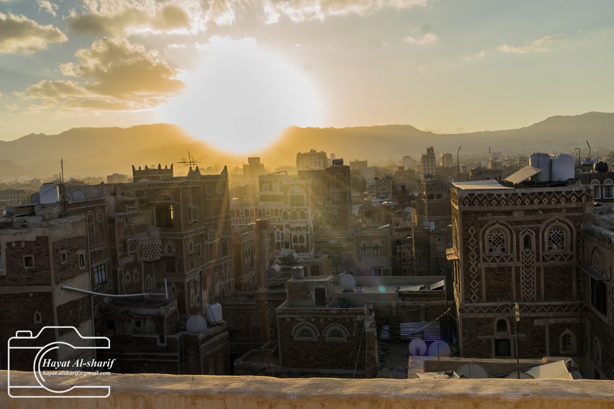 HayatAlshaif's tweet photo. Yemen always has a bright side and great civilization..... Love old city :) 

Sunset in old Sana'a today. https://t.co/avk5uPtnpf