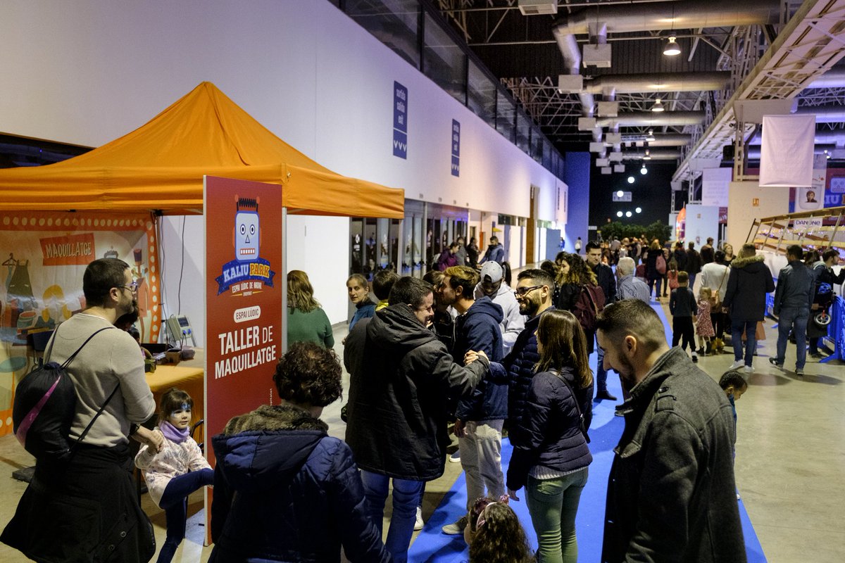 fargahospitalet's tweet photo. Bon #SantEsteve! Encara no t'has passat per @KaliuPark? 

Vine a partinar a @KaliuGEL, al Circuit d'Aventures, al Futbol 3x3 del @CELHospitalet, al Circ 'Clean' de @peramorLH, al taller de maquillatge i a l'espai de @StreetDanceArea! 

Tot això i molt més a #LaFargaLH 

#NadalLH https://t.co/mMUy2hVfG4