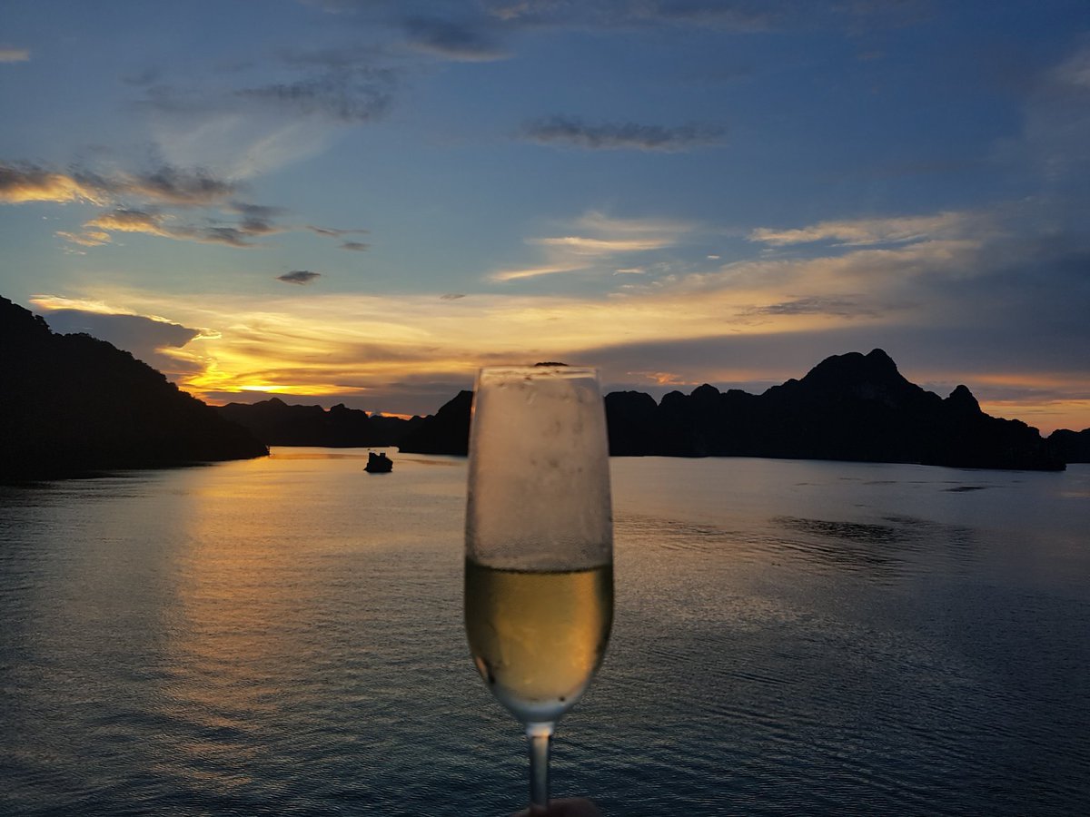 oasisbaypartyc1's tweet photo. Sunset and cold white wine, nothing better!!
ππ»π³ https://t.co/AyVLcNItvr π»π³π
#oasisbaypartycruise #halongbay #travel #vietnam #wine #sunset #freedomisland #love https://t.co/dEb4HTkYkx