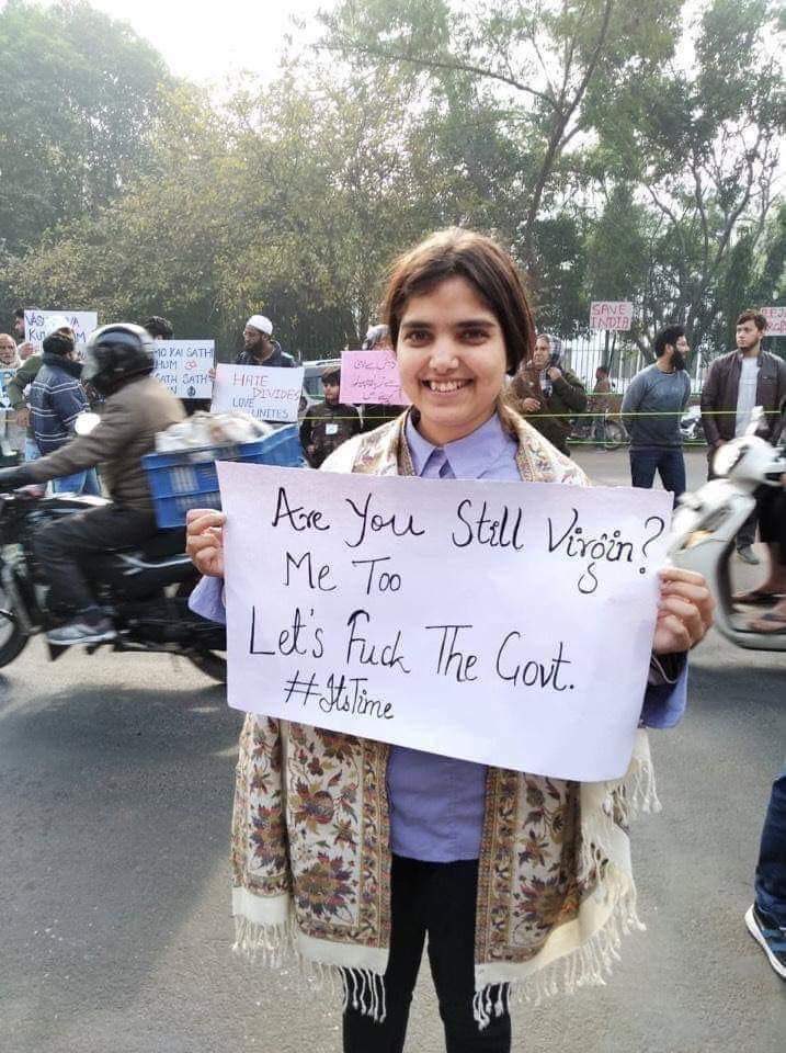 TarekFatah's tweet photo. Seen at a protest in India against the #CitizenshipAmmendmentAct, which gives fast track citizenship to Hindus &amp; Sikhs who faced religious discrimination in Pakistan, B'Desh and Afg'tan.

#UrbanNaxal upper middle class youth such as this girl have latched their lot with Islamists https://t.co/bvoxLq5Bcq