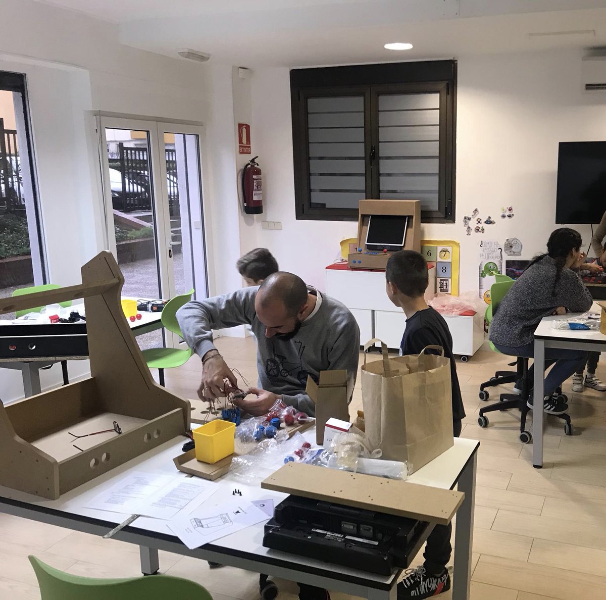hackandtechclub's tweet image. El pasado sábado tuvimos nuestro taller de Arcade. Construimos nuestra propia máquina de videojuegos. Nuestros niños aprendieron programación y desarrollaron la creatividad y las habilidades. Y todo con mucha diversión. ¡No te pierdas el siguiente taller! #robotica #programacion
