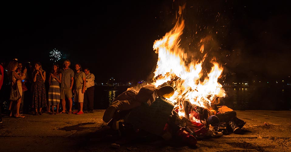 Vous connaissez l'#AñoViejo, cette tradition du #NouvelAn en #Equateur ? 🇪🇨
On brule un personnage symbolisant l'année écoulée pour laisser le pire derrière et mieux accueillir la nouvelle !
#TerraEcuador vous en parle sur son blog ➡️ bit.ly/2Mckt3u