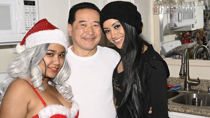 Wrapping up a simply wonderful Christmas with good friends made it super cool @JamesBartholet @KenzieReevesxxx<a href="/tag/yummy"class="tags"><span>#yummy</span></a>