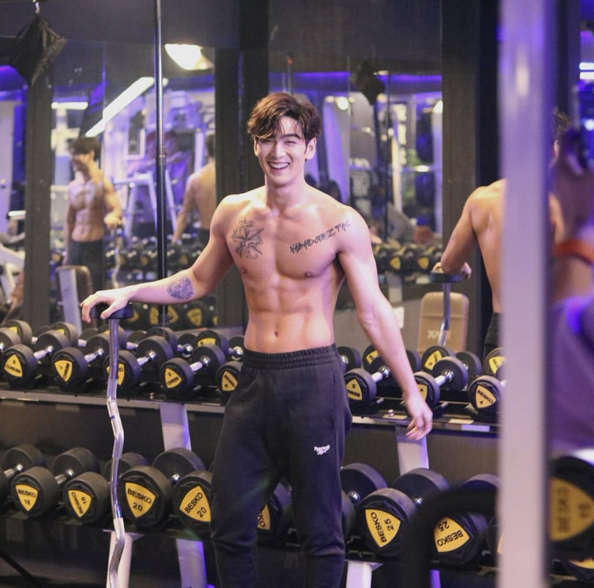 nuest_mybae's tweet photo. 犬との可愛い写真の後にトレーニング姿とか破壊力よ…好きすぎる��‍♀️🤦‍♀️ https://t.co/XRp3JE2Zej
