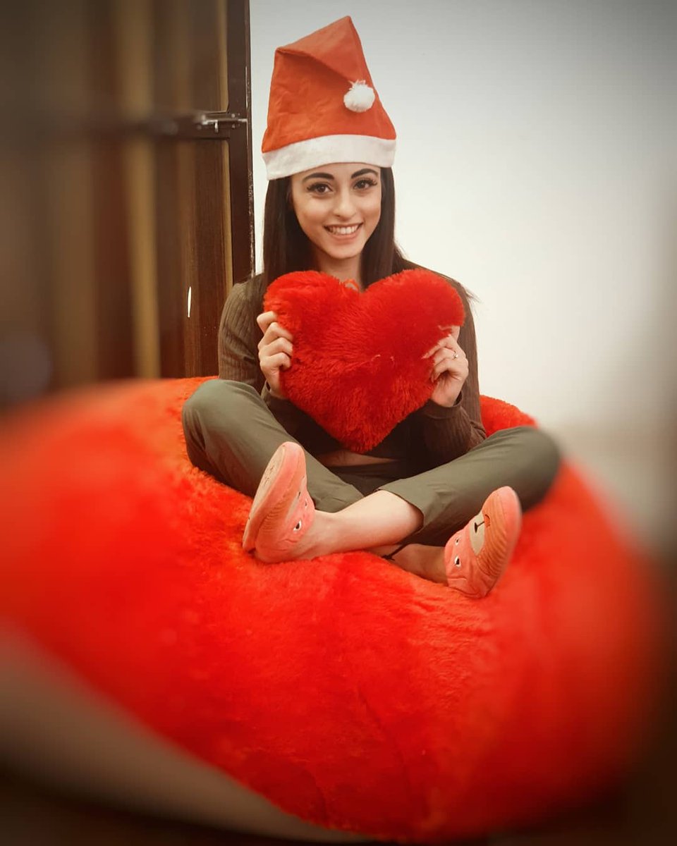 niyati_fatnani's tweet image. Christmas feel continues..... #nothrowback #thursdaymotivation #redcap #santa #beanbag #onset #pia #niyatifatnani