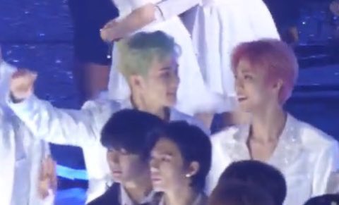marklee5935's tweet photo. โมเม้นมีสิ้นปีนี้ หวีดยันปีหน้าค่ะ   #markmin https://t.co/Sy6HOFRL0F