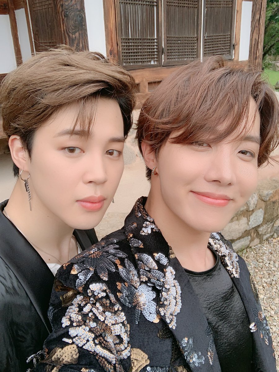 these selcas exist 😩💕