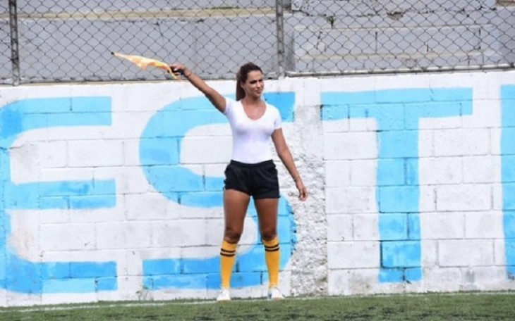 pcsaudavel's tweet photo. Bandeirinha sem sutiã rouba a cena em jogo ao molhar a camiseta branca 'sem querer'
https://t.co/47gVNA6ANj https://t.co/dmPaHGB525