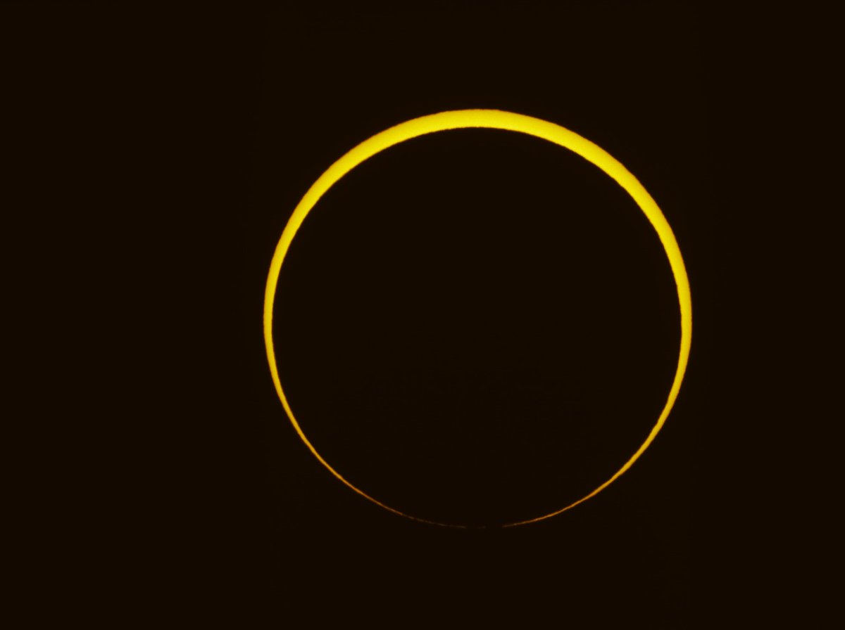 AstronomyCenter's tweet photo. صور كسوف الشمس الحلقي قبل قليل من منطقة الظفرة في إمارة أبوظبي، تصوير مركز الفلك الدولي أثناء فعالية اليوم برعاية وكالة الإمارات للفضاء.  الجزء الثاني. #الكسوف_الحلقي https://t.co/OJexjM9aj6