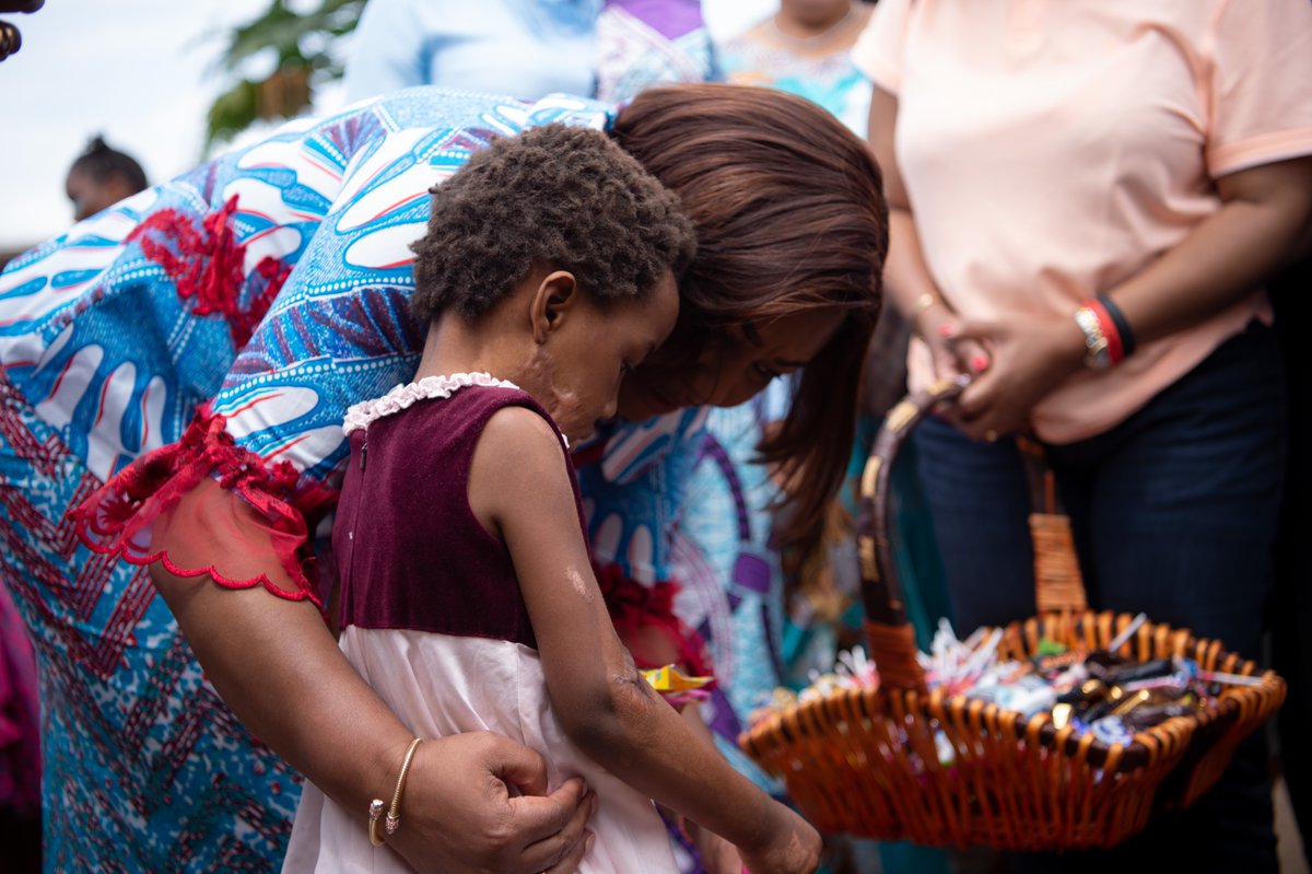 DeniseNyakeru's tweet photo. Essayons tous de poser autour de nous, selon nos possibilités, un acte de bienveillance envers ceux qui en ont le plus besoin. Que le Seigneur bénisse tous les bons samaritains qui viennent en aide aux personnes en difficulté. Ensemble, nous sommes une communauté #PlusForte. https://t.co/J4h5fb0vRv