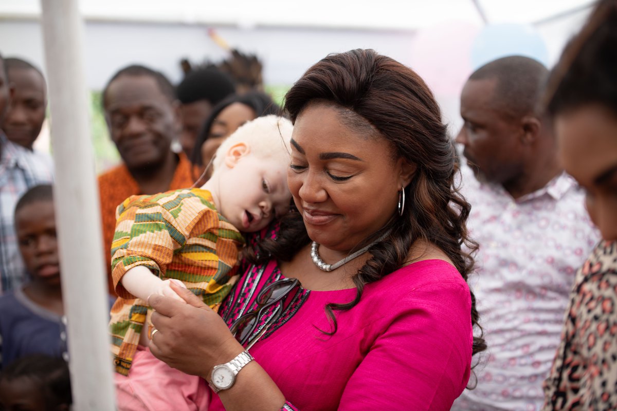 DeniseNyakeru's tweet photo. Essayons tous de poser autour de nous, selon nos possibilités, un acte de bienveillance envers ceux qui en ont le plus besoin. Que le Seigneur bénisse tous les bons samaritains qui viennent en aide aux personnes en difficulté. Ensemble, nous sommes une communauté #PlusForte. https://t.co/J4h5fb0vRv