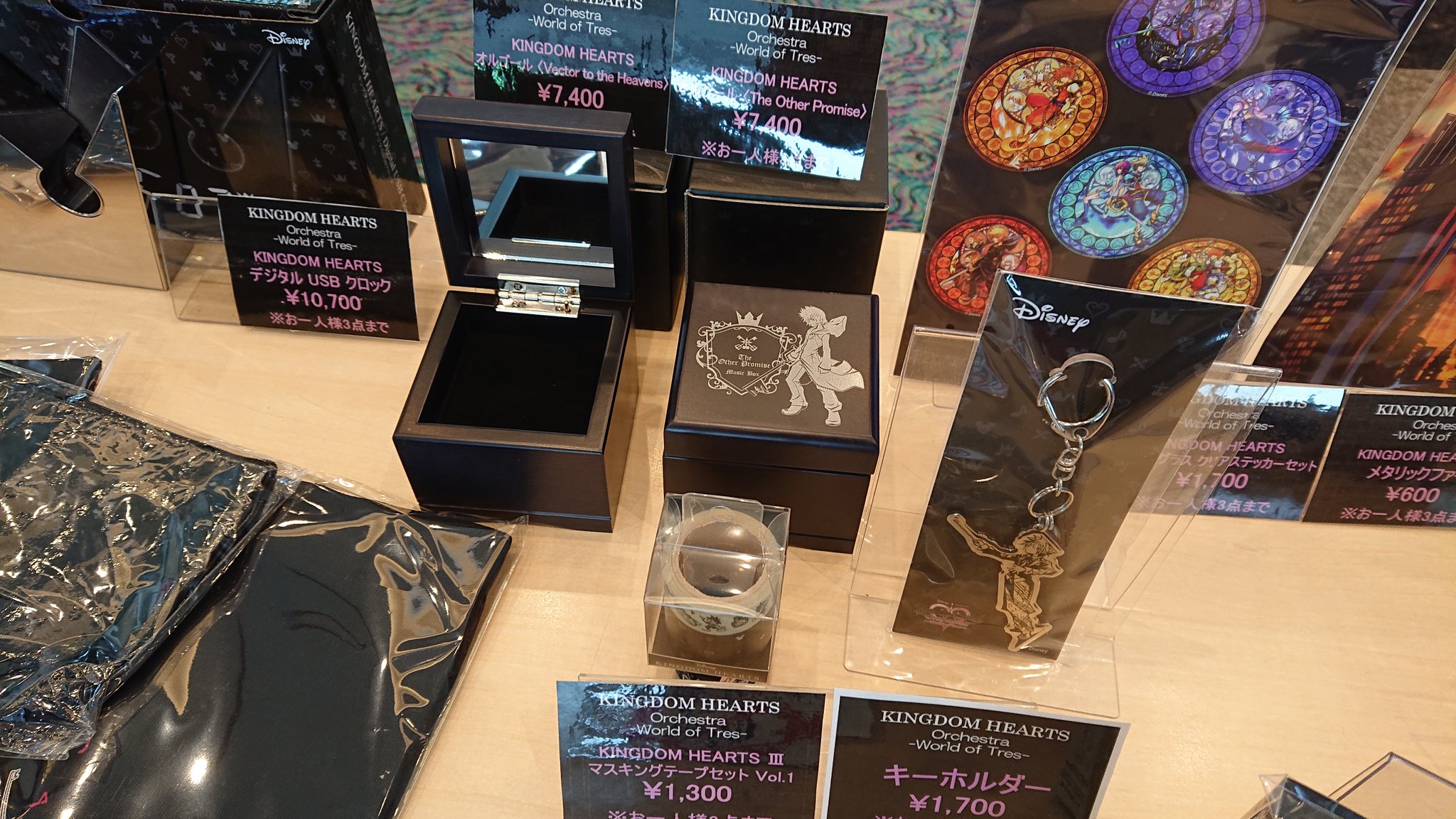 蒼 Kh周年記念イベント素晴らしかった 物販のレジ手前に商品展示 オルゴールも置いてある 物販の出口手前にイラストや台本 サイン入りポスター展示 T Co Vopy3cckct Twitter 蒼 Kh周年記念イベント素晴らしかった 物販のレジ手前に商品展示 オルゴールも置いてある 物販の出口手前にイラストや台本 サイン入りポスター展示 T Co Vopy3cckct Twitter