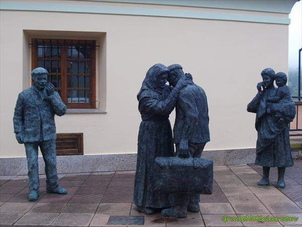 iYanivzla's tweet photo. El "Monumento a los Emigrantes" de Favila. Se encuentra en la localidad asturiana de Boal, y muestra el desgarro de la emigración.
Incluyó la fotografía original que inspiró su realización
Sirva este post como homenaje a todos los que valientemente han tenido que emigrar https://t.co/OeuF9hj0f5