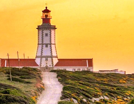 Pensando ya en viajes para 2020? Qué tal una RUTA POR PORTUGAL y la bellísima COSTA DE LISBOA en coche? Mira la ruta aquí, te enamorará #Portugal 👉  omviajesyrelatos.com/ruta-por-portu… vía @httpstwittercomOM_VIAJES