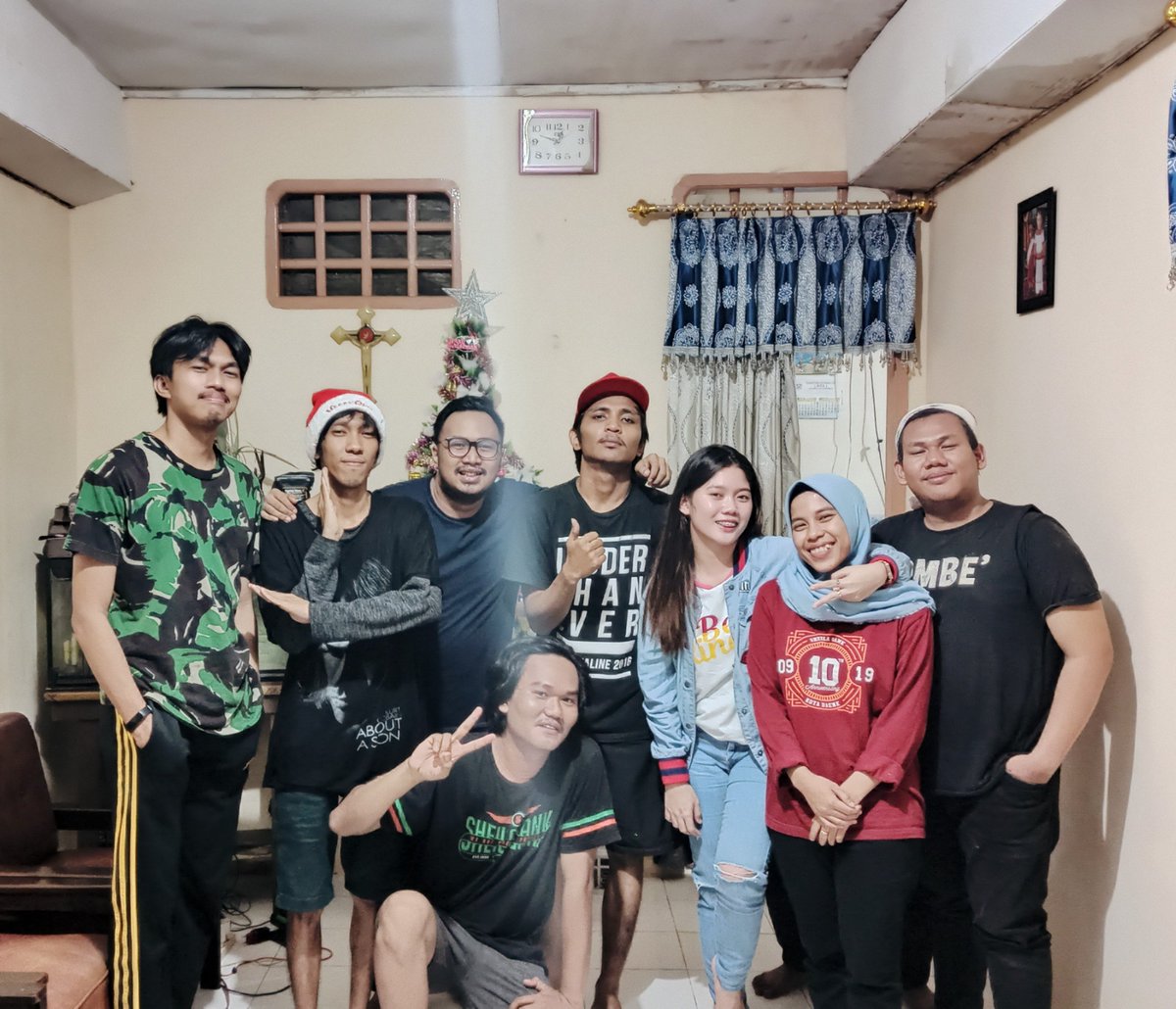 Meskipun kita beda server, tp kita sama2 cinta pevita.
Selamat natal ma faking bangsat2 brada <a href="/jesenlikecoffee/">Jesen</a>