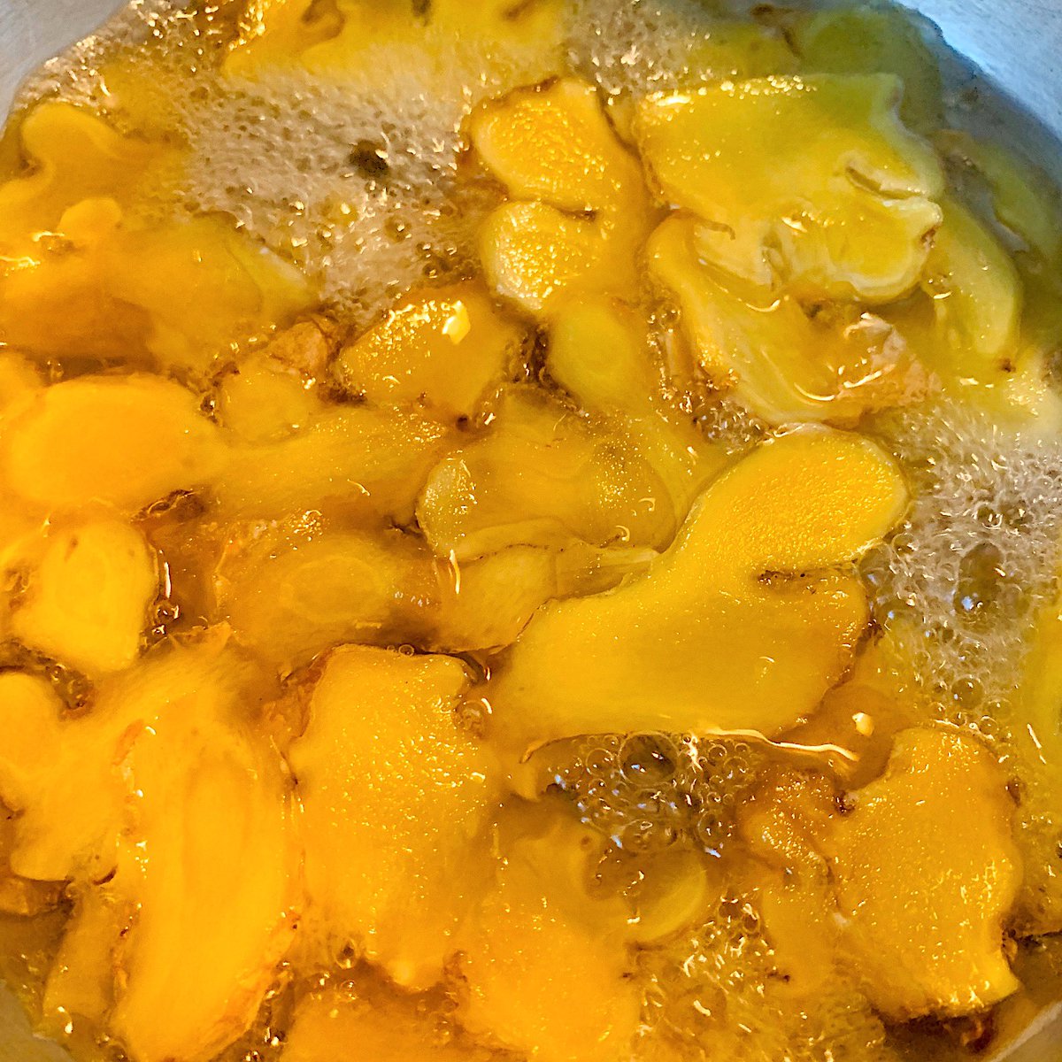 あお 生姜糖出来上がり 寒い冬に生姜糖つまみながら温かい緑茶なんていかがでしょうか 生姜効果で身体ぽかぽかです 紅茶に数枚入れたら生姜紅茶の出来上がり 生姜煮た時のシロップを炭酸水で割って手作りジンジャエール 市販のより生姜の味が