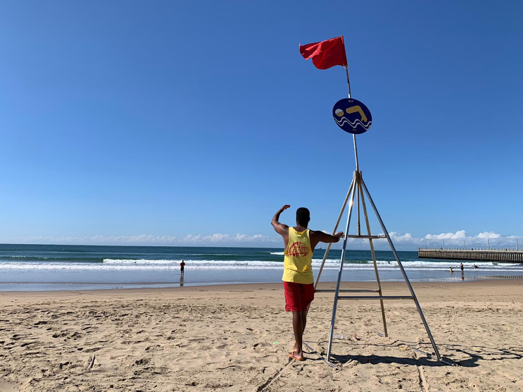 ExpressCapetown's tweet image. BEACHGOERS WARNED TO KEEP SAFE AMID SHARK SCARE AND ROUGH SEAS capetraffic.net/2019/12/26/bea…