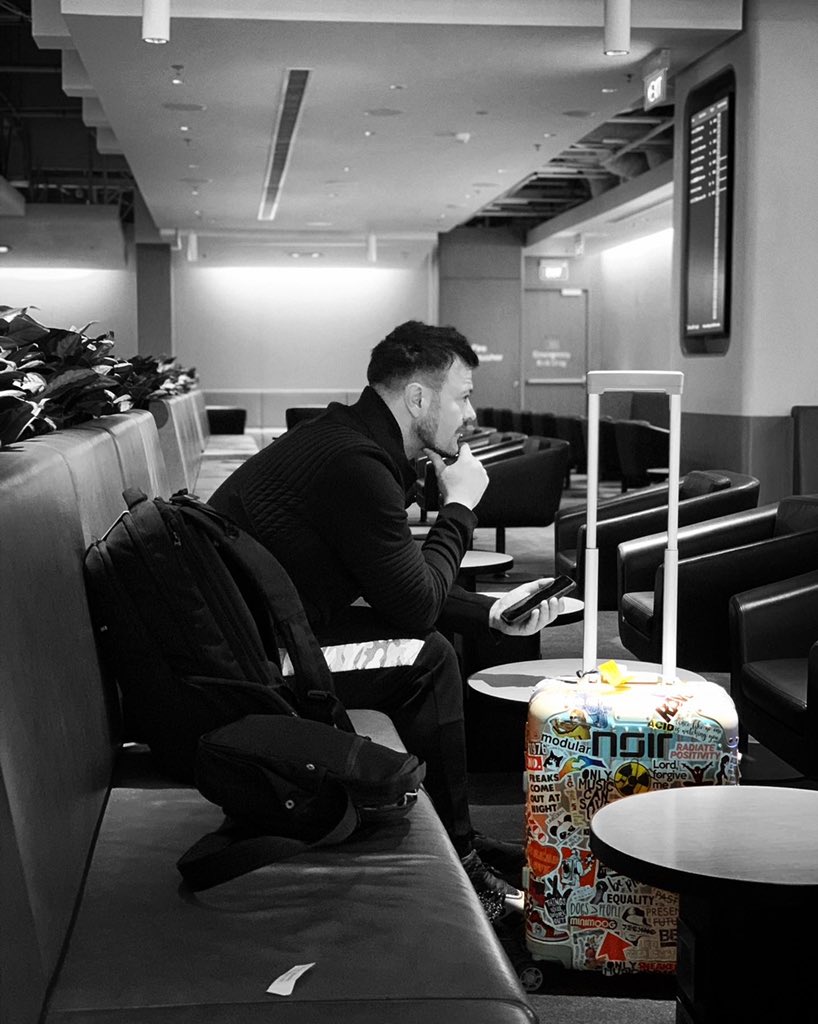 NoirMusic's tweet photo. Empty lounge in Singapore, that’s rare. Killing time with some Football on tele ➡️
Perfect timing between flights 🤗
Next stop Perth.
#noirontour #australia #newzealand #techno #djlife #reallifeontour #emptylounge https://t.co/zPjhP7M99y