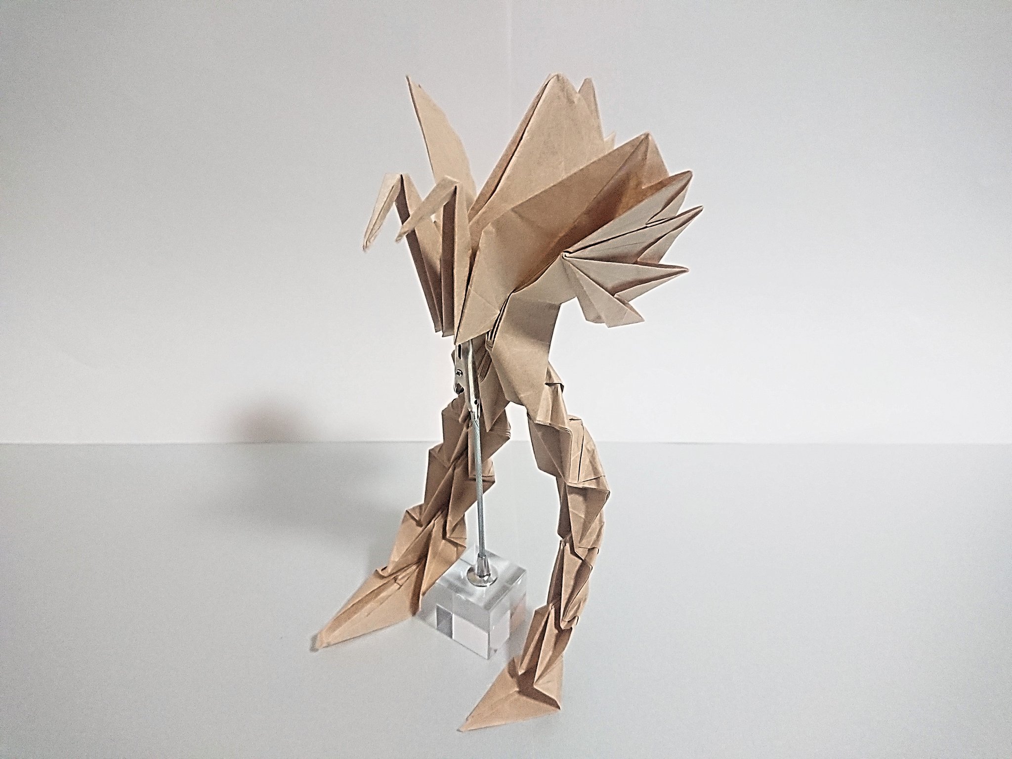 山口智之 折り紙へ続く道 長方形作品の創作にチャレンジ 拙作 変形ツル 昂鶴 こうかく を連鶴 妹背山の要領で折りました 作品名 変形ツル 絆 きずな 用 紙 1 2の長方形 一ヶ所 妹背山と同様の切り込みを入れてあります 尾 は神谷哲史