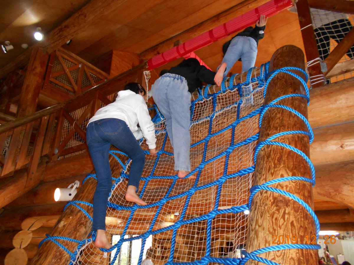 まるたのしろ 横浜市瀬谷中央公園こどもログハウス 今日から子供たちは冬休み 寒さの中 裸足で元気に遊んでいます 年末は28日まで通常開館してますので 遊びに来てくださいね