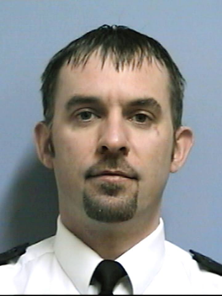 WestYorksPolFed's tweet photo. Remembering PC Ian Broadhurst, of West Yorkshire Police. PC Broadhurst was shot and killed on Boxing Day 2003 as he tried to make an arrest in Leeds #LestWeForget https://t.co/RbFtf3BC5H