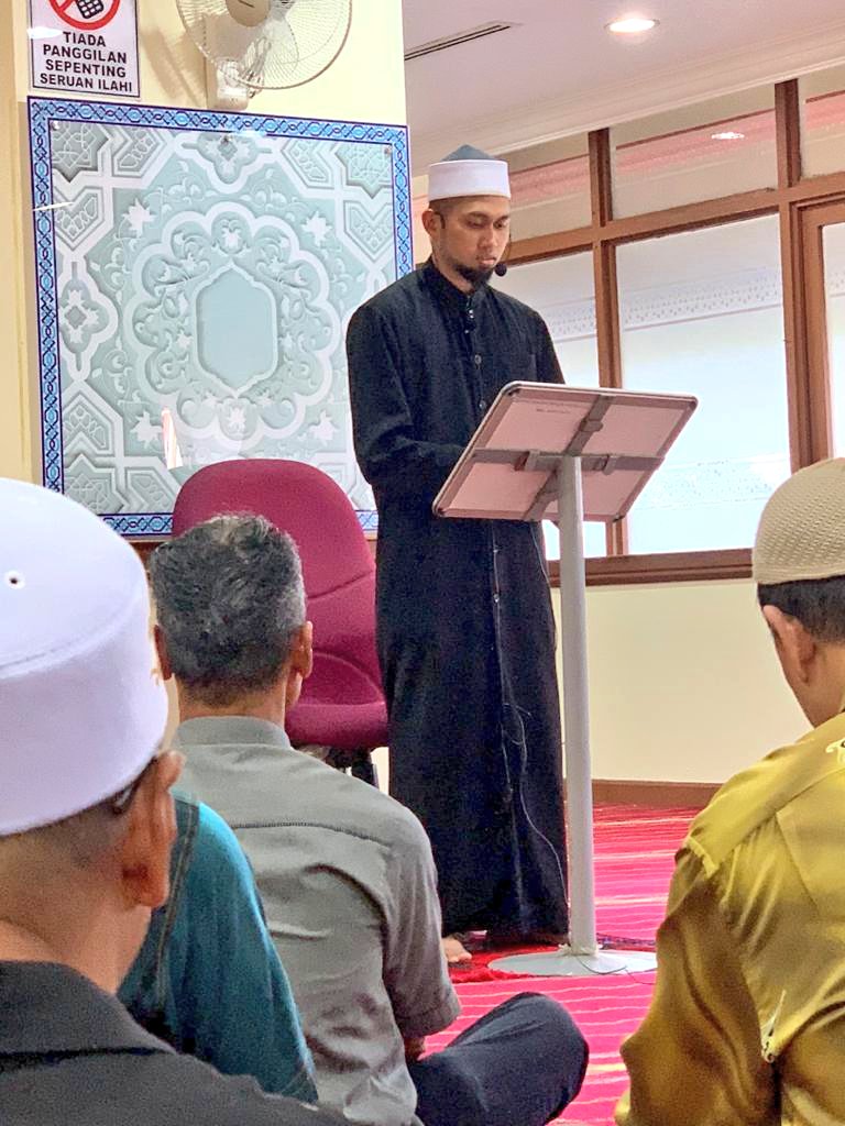 Solat sunat gerhana matahari di Surau An-Nur di Wisma Negeri diimankan oleh Ust. Faizul Iman Masjid Al-Muktafi Billah Shah Kuala Terengganu