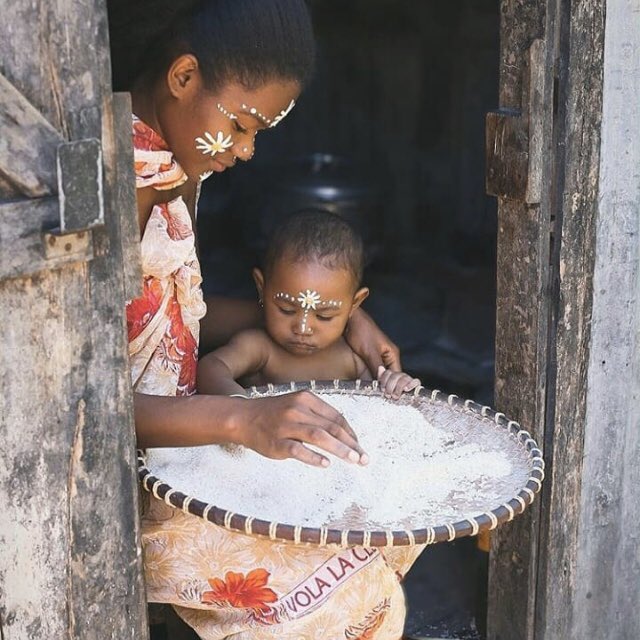 Pokhara8's tweet photo. 🌿 On trie le riz (vary ) dans un van (sahafa) avant de le cuire : on enlève les cailloux (vato), le paddy (akotry) #Madagascar 🇲🇬😍#teamgasy #team261 #MG261
📷 David Bioux IG https://t.co/hF1rwdbNIf